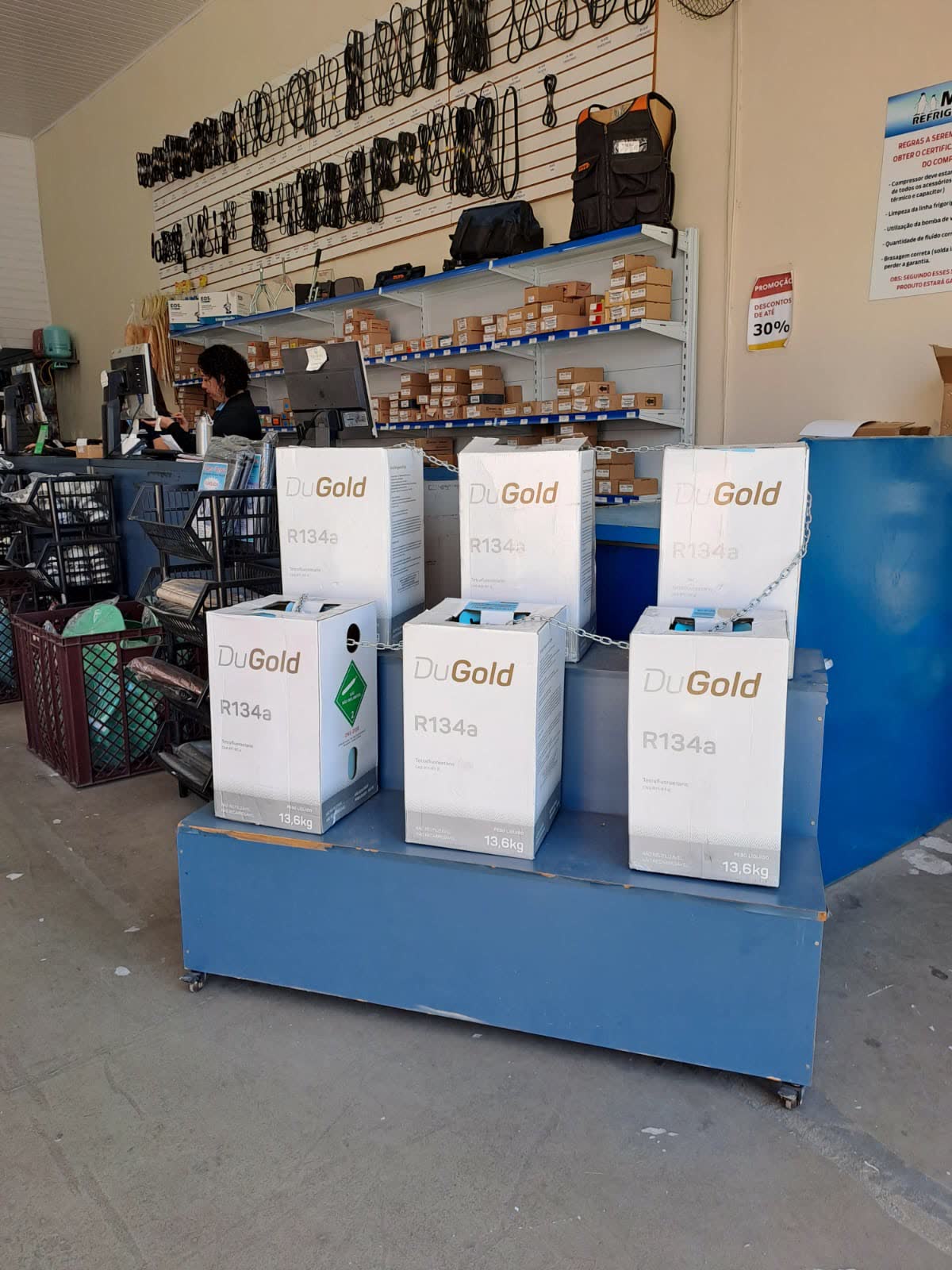 Caixas de gás refrigerante e parede de peças dentro da Mogi Refrigeração