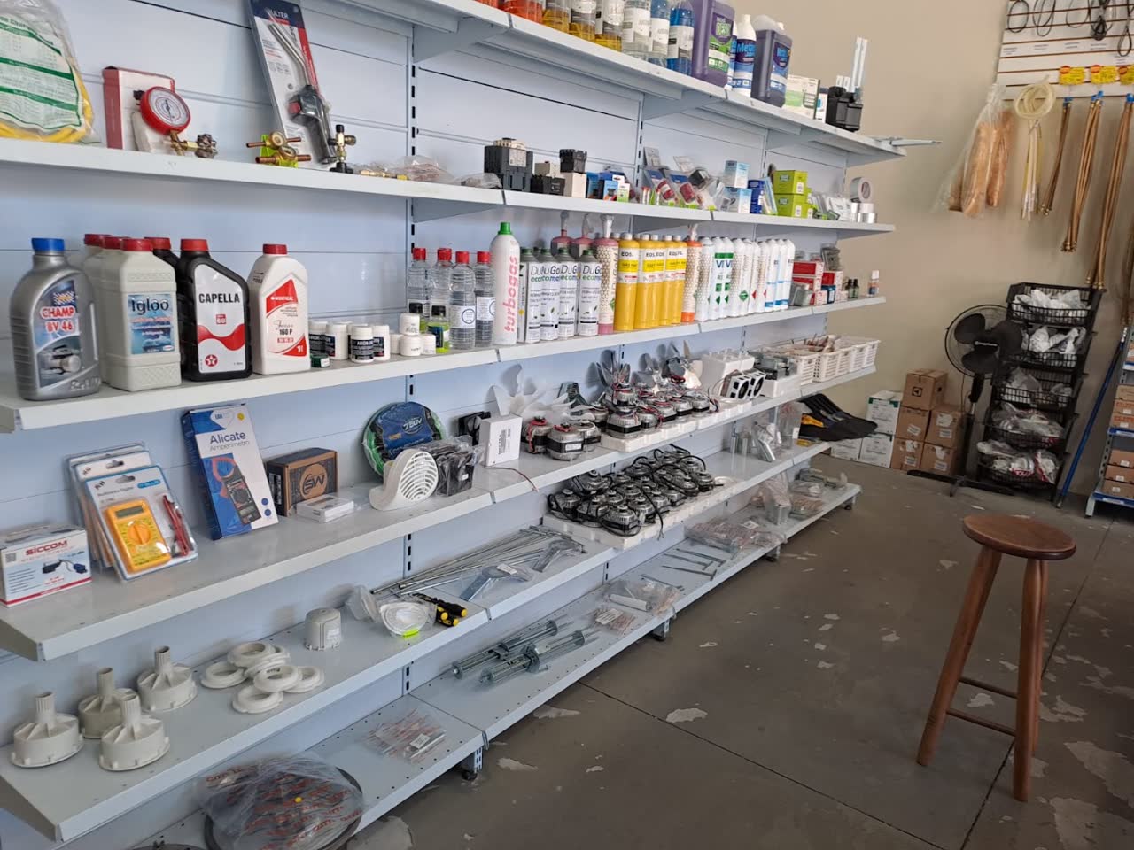 Parede de peças e acessórios na Mogi Refrigeração